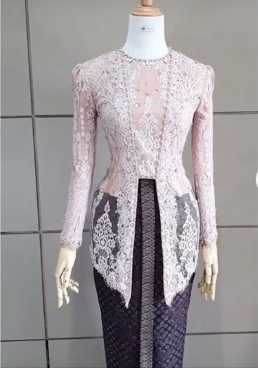 Manekin memakai kebaya off-shoulder modern brokat berwarna ungu muda